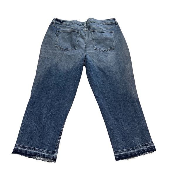 Maurices Women’s 22W Distressed Medium Wash Cropped Jeans - Picture 3 of 6